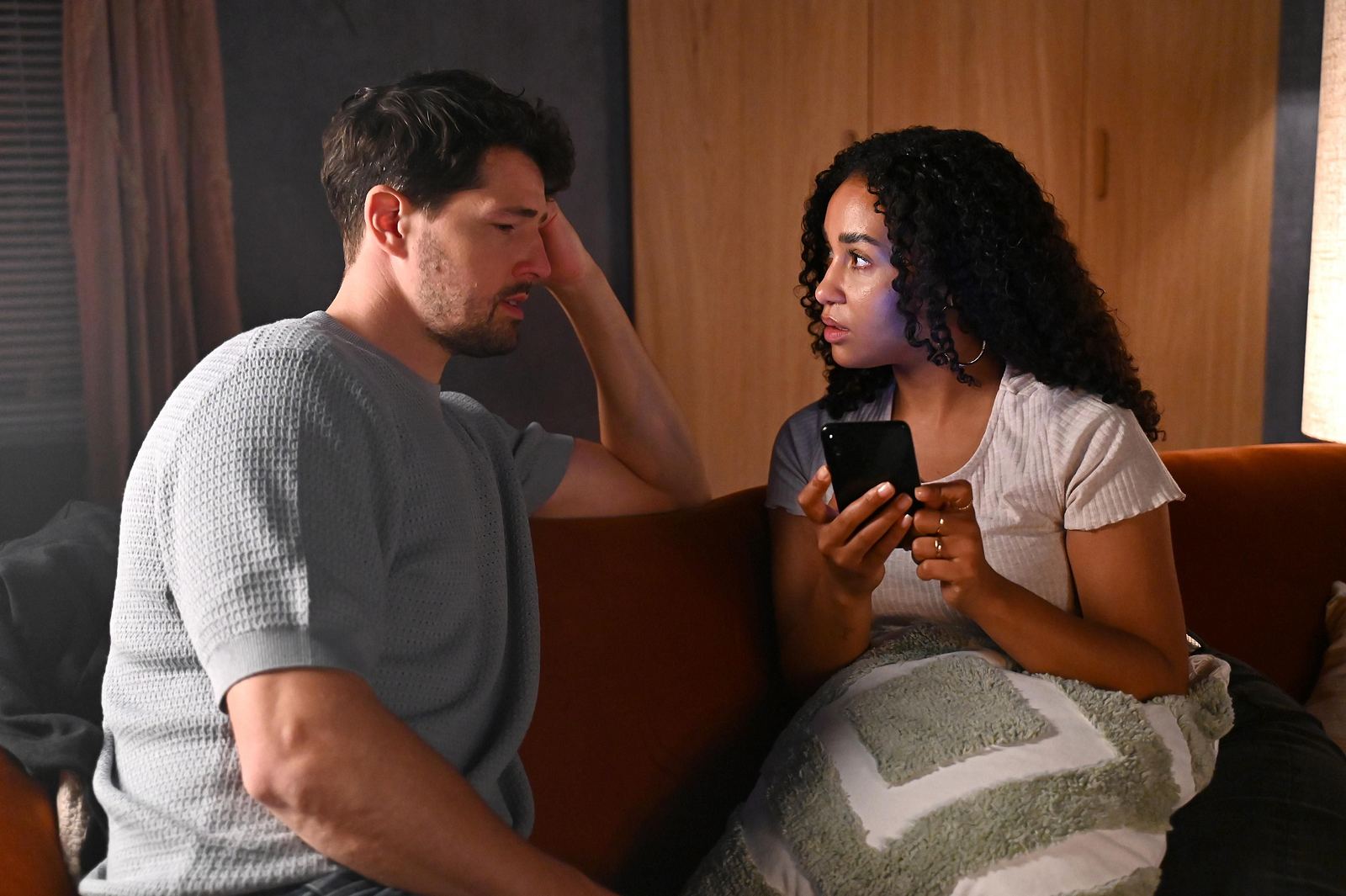 Alles was zählt-Eklat: Imani deckt den Skandal auf! Haben Vanessa und Jan wirklich eine Affäre?