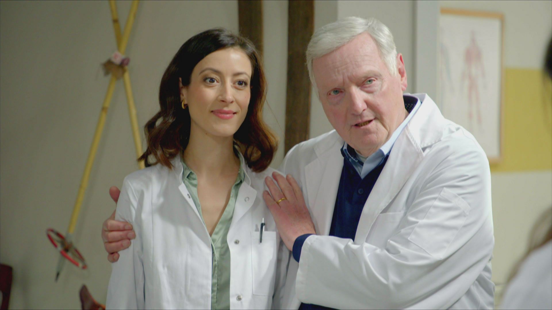 Hier die 500 Euro für… – Dr. Kroiß kauft die Alte Post? | Die Landarztpraxis