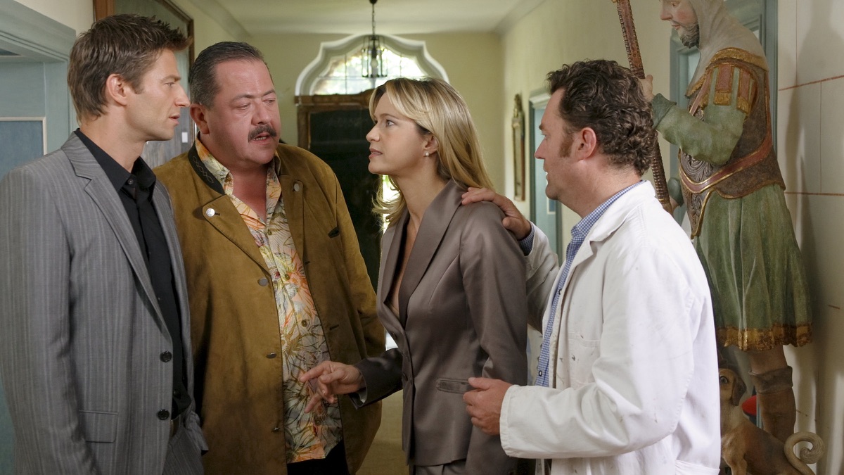 Die Rosenheim Cops Staffel Servus, Lederer – Ein Mord im Schatten von Tradition und Millionen