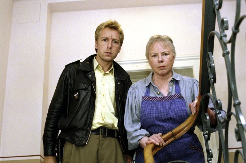 In Rosenheim überschlagen sich die Ereignisse, als ein scheinbar harmloser Routinefall plötzlich zu einem Mordkomplott führt, das die Ermittler in die Welt der Landwirtschaft