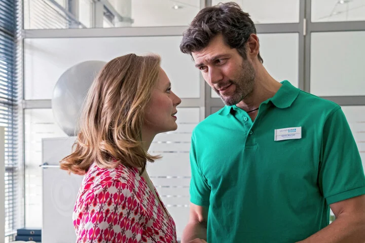 In aller Freundschaft: Neue Beziehung im Anmarsch?