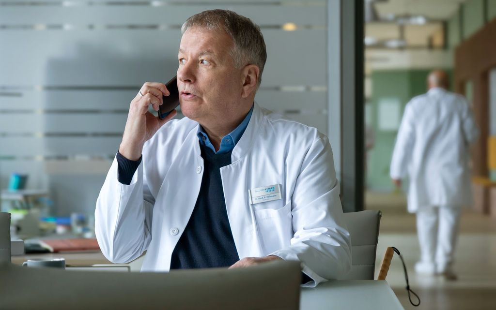 In aller Freundschaft: Thomas Rühmann hat nicht mit seinem Erfolg gerechnet – Ein Blick hinter die Kulissen der unerwarteten Karrierewende