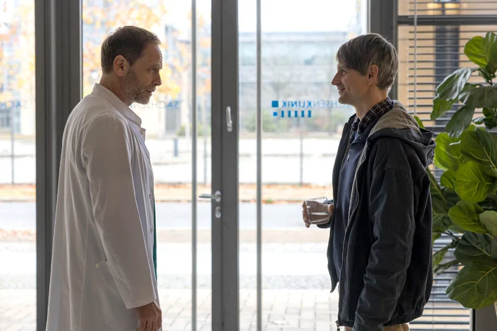 In aller Freundschaft: Kais Bruder plötzlich in der Klinik! Finden sie wieder zusammen?