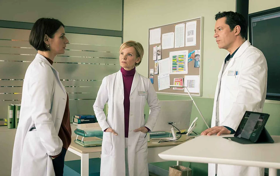 Uta Schorn: Die In aller Freundschaft-Schauspielerin beendet nach Schlaganfall ihre Karriere