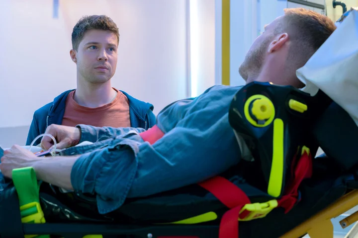 In aller Freundschaft: Kris trifft auf Koma-Schläger, die Situation eskaliert