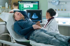 Neue Folge In aller Freundschaft – Ausgetickt mit Oliver Bröcker (‚Ralf Borowski‘) & Julian Weigend (‚Dr. Kai Hoffmann‘) am 23.09.2025 um 21:00 Uhr im Ersten