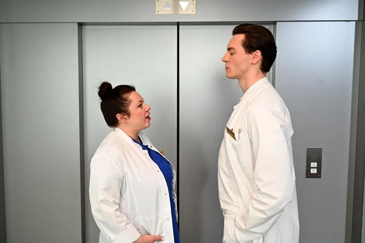 Alles was zählt (AWZ) bei RTL: Komplikationen bei der Operation von Valea Borazio überschatten die neue Woche.