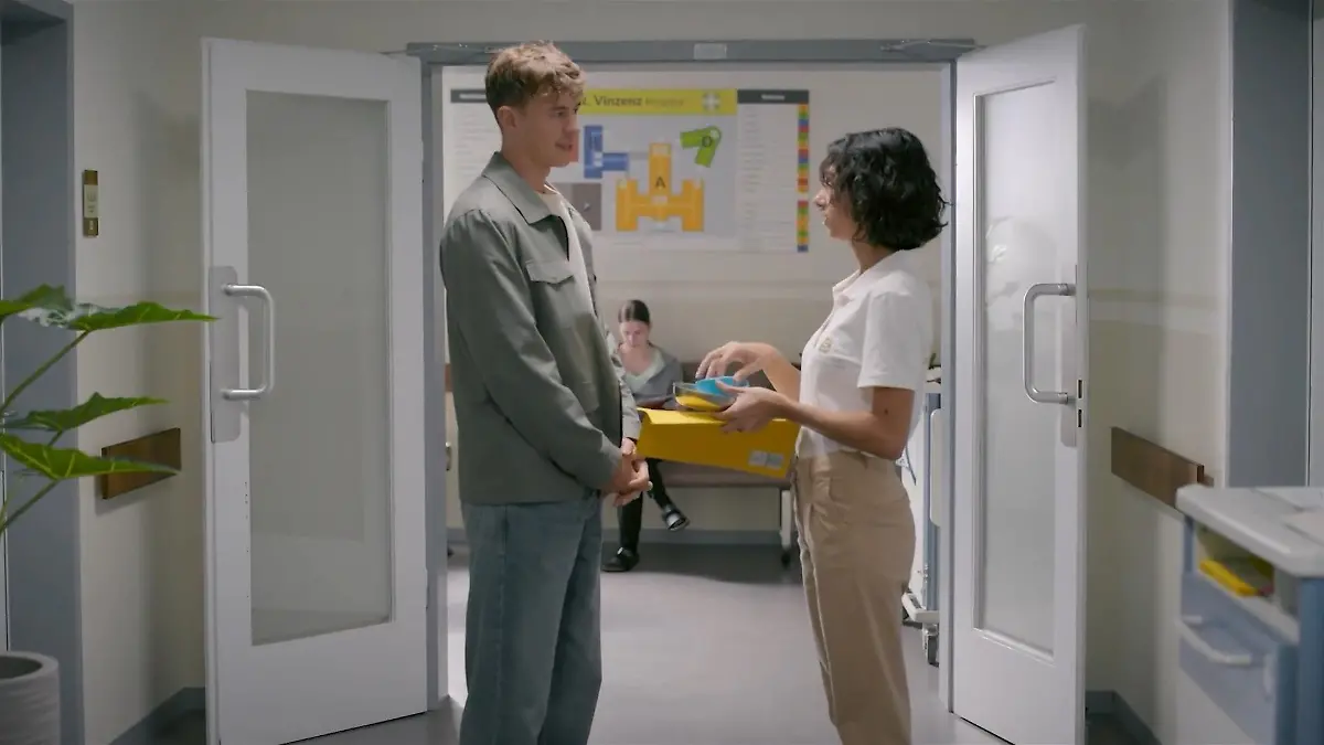 AWZ-Folge vom 20.10.25 auf RTL+: Leyla versucht, Elias abzuwimmeln