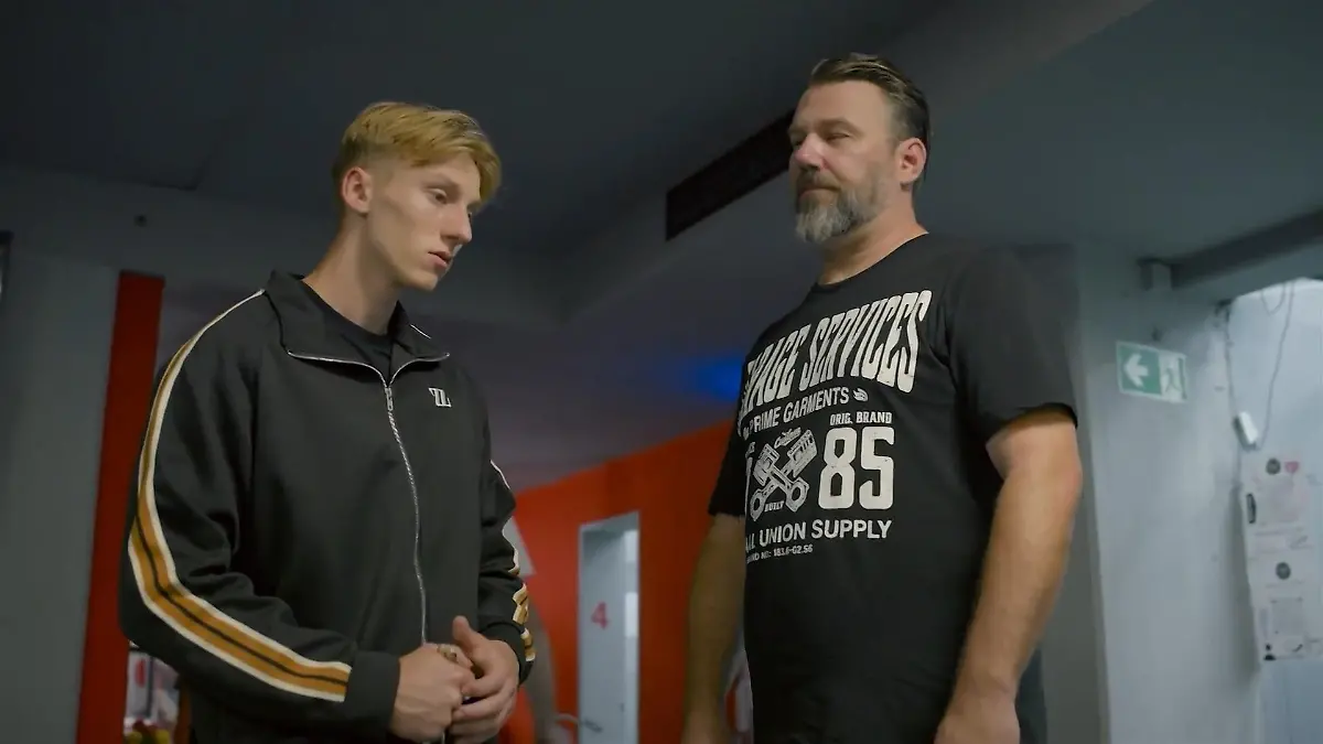 Eine unschöne Begegnung Olaf macht Lennox vor seinem Wettkampf nieder