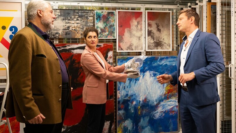 Traudi Arlberger, Inhaberin einer Rosenheimer Traditionsbäckerei, wird tot in ihrem Geschäft aufgefunden, erdrosselt mit ihrer Schürze. Die Kommissare Stadler und Hansen ermitteln