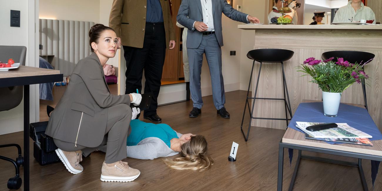 Im Rosenheimer Kongresshotel wird die Opernsängerin Julia Zerl ermordet in ihrer Suite aufgefunden. Die Kommissare Stadler und Hansen