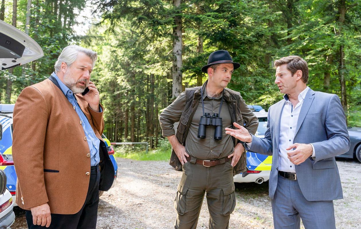 In der neuesten Episode von Die Rosenheim-Cops wird die Stimmung in der Polizeistation von Rosenheim von einem unerwarteten Gerücht erschüttert