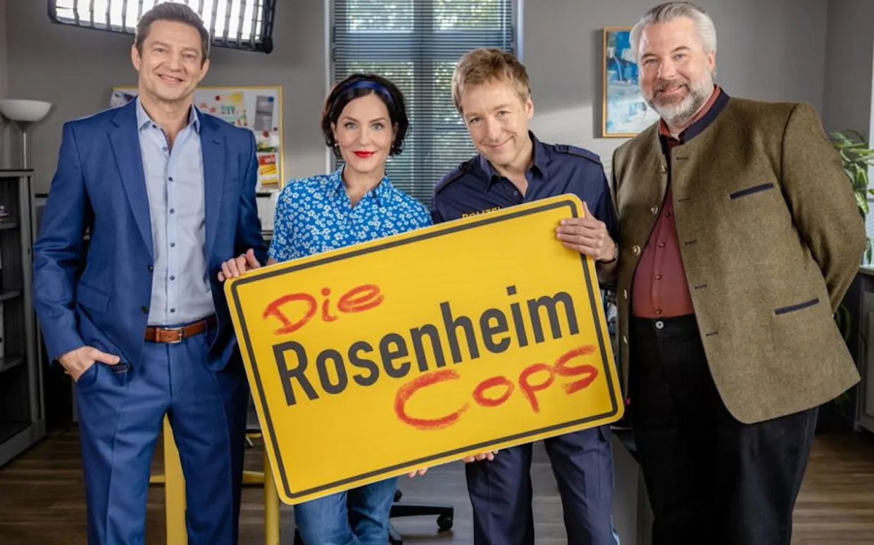 Die Episode beginnt an einem typischen Morgen in Rosenheim. Die Sonne scheint durch die Fenster der Polizeistation, und die Cops bereiten sich auf einen neuen Arbeitstag vor.