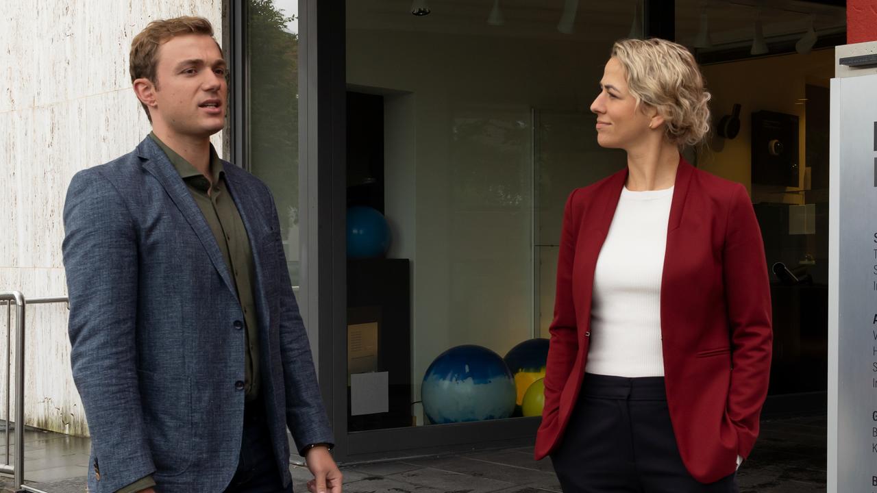 Die Sonne steht tief über den malerischen Dächern der Altstadt, doch ihr goldenes Licht kann die düstere Stimmung nicht vertreiben, die seit Tagen über dem Präsidium der Rosenheimer Polizei liegt.