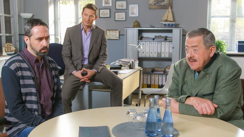 Die Rosenheim Cops Staffel 11 Folge 10 Die wohlhabende Marianne Kubisch wird tot in ihrer Villa aufgefunden – vergiftet mit Eisenhut, heimlich in ihren Brandy gemischt.