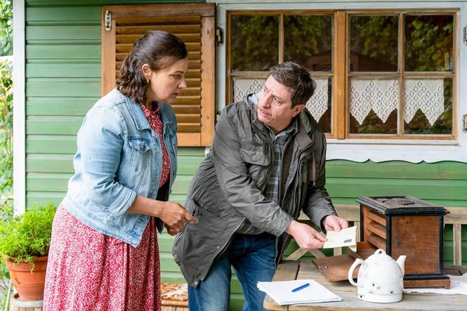 In der neuesten Episode der beliebten Krimiserie Die Rosenheim-Cops, die am 2. November 2025 um 01:05 Uhr auf ORF 2 ausgestrahlt wird, erwartet die Zuschauer ein spannender Fall