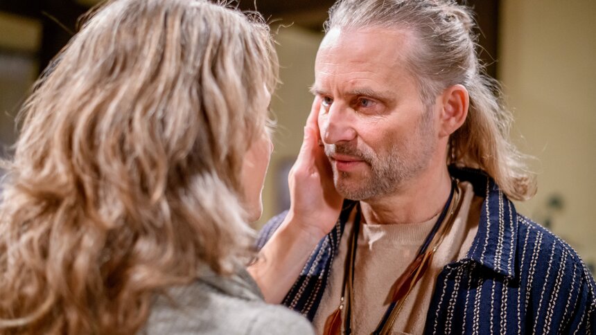 Schock in der „Spreewaldklinik“! Verliert die Serie ihren beliebtesten Neuzugang schon wieder? Dr. Mark Engelhardt steht vor dem Aus – ausgerechnet jetzt, wo sein Mut eine Patientin gerettet hat!