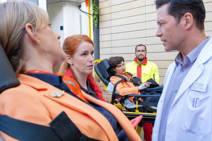 “In aller Freundschaft”-Zoff eskaliert: Dr. Brentano muss streitende Patientin wiederbeleben