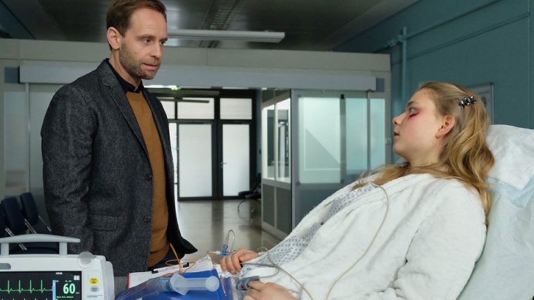 Lebensretter oder Gejagter seiner Dämonen? „In aller Freundschaft – Die jungen Ärzte“: Kai Hoffmanns Notfall-Drama und Kris’ mysteriöser Anruf erschüttern das Klinikum!