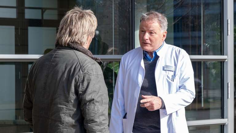 „In aller Freundschaft“: Roland löst folgenschweren Abend aus