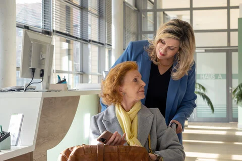 In aller Freundschaft: Oberschwester Ingrid Rischke stattet der Sachsenklinik einen Besuch ab