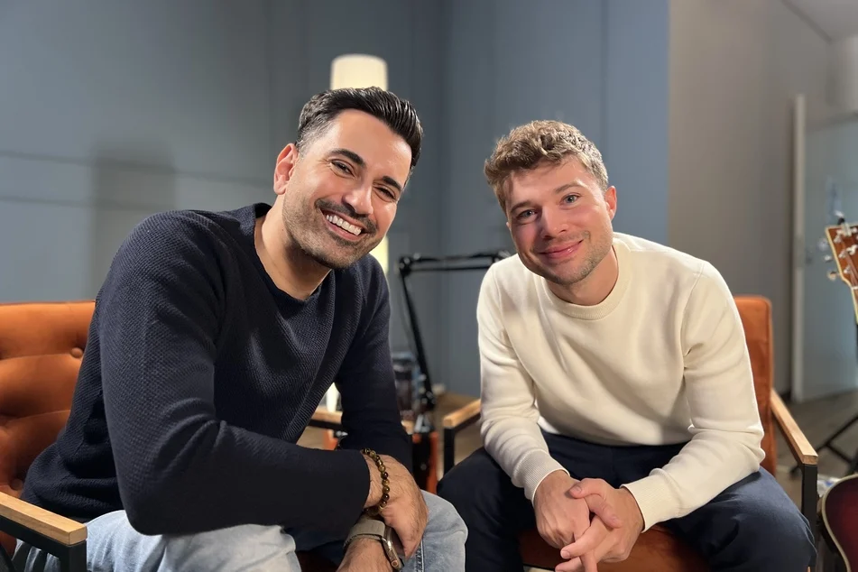 Schockierend! Jascha Rust von „In aller Freundschaft“: Heimlicher Kuss mit schwulem Schauspielkollegen sorgt für Aufsehen