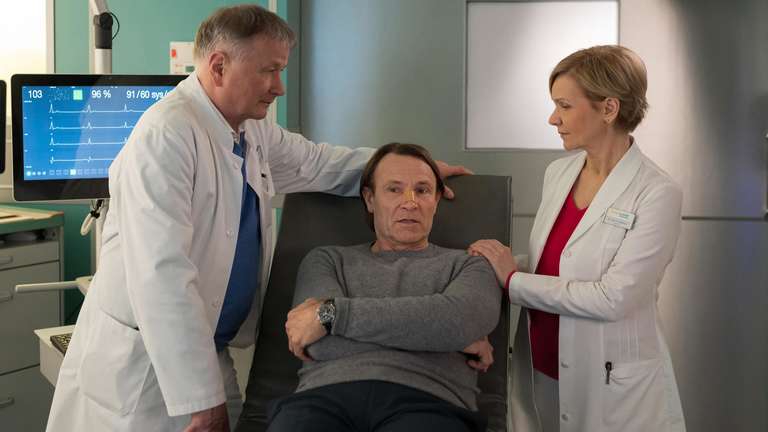 Schock bei „In aller Freundschaft“: Martin bricht in der Klinik zusammen