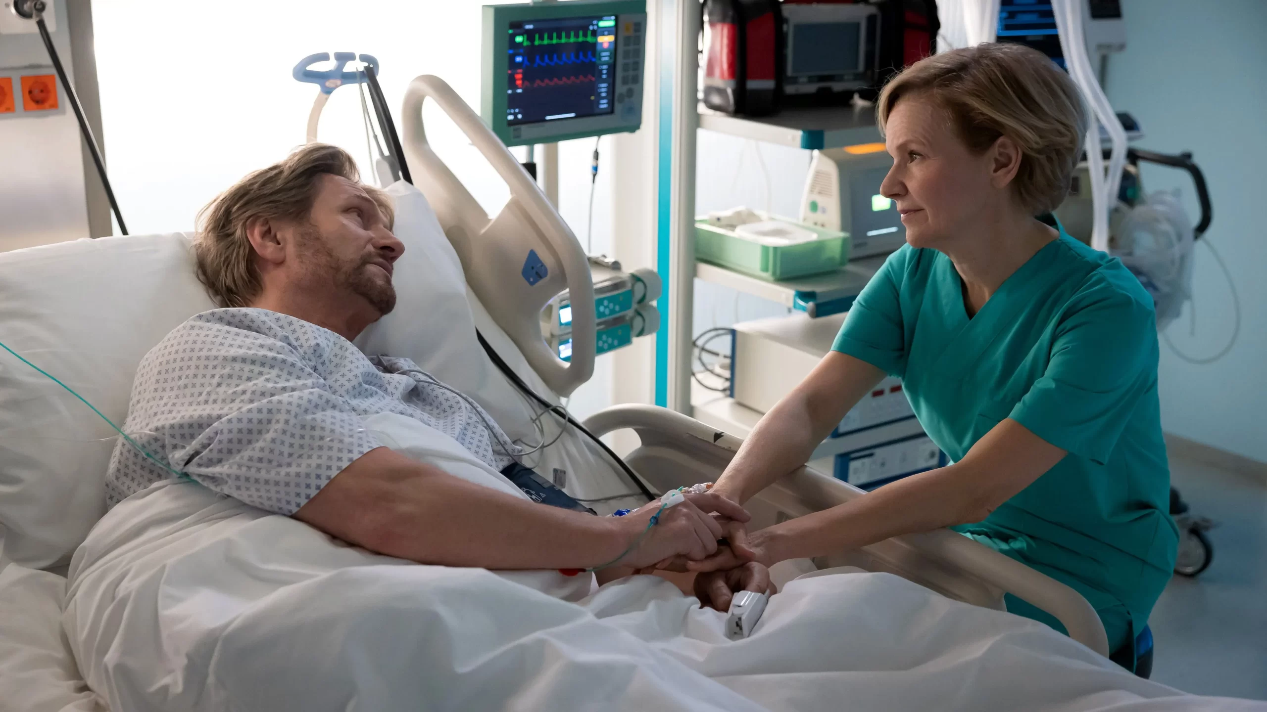 „In aller Freundschaft“: Ein Kuss, der für Roland und Kathrin alles in Frage stellt