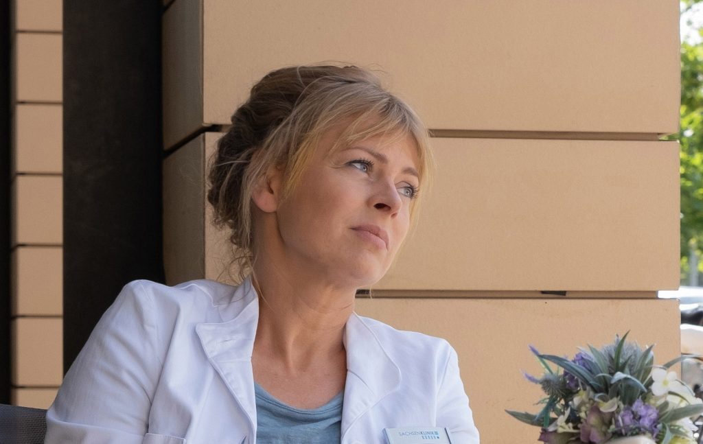 Unfassbar: Isabell Gerschke verlässt „In aller Freundschaft“! Nach all den Jahren als Dr. Sarah Marquardt zieht sie nun einen Schlussstrich – und hinterlässt eine Lücke, die kaum zu füllen sein wird.