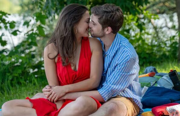 „Sturm der Liebe“ am Dienstag Folge 4363: Henry genießt sein Glück mit Maxi und verdrängt dabei, so gut es geht, das Unheil, das Maxi und ihrer Familie droht.