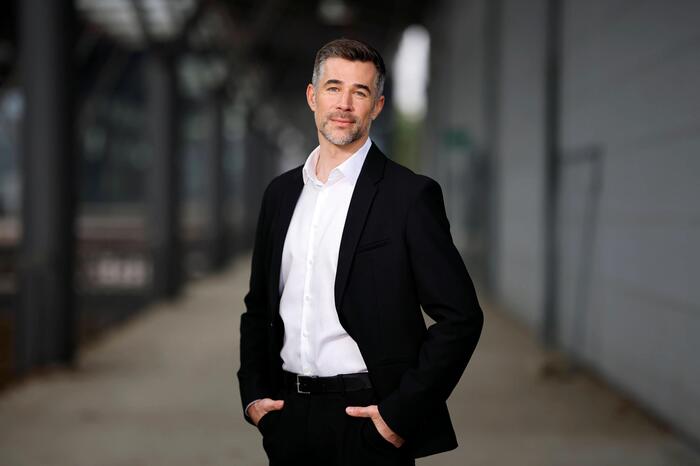“Sturm der Liebe” bekommt Verstärkung: Jo Weil und Johanna Graen stoßen zum Cast der beliebten ARD-Telenovela hinzu. Die beiden verkörpern einen charmanten Arzt und eine introvertierte Gärtnerin.