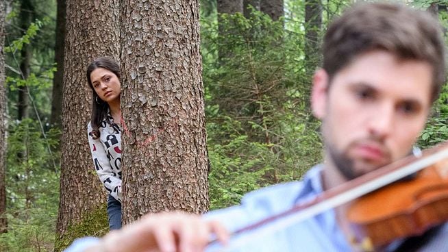 „Sturm der Liebe“ am Montag Während Sophia ihre Fäden spinnt, zieht es Maxi und Henry magisch zum Wunschbrunnen.