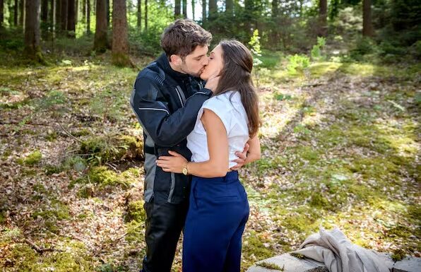 „Sturm der Liebe“ Henry glaubt guter Dinge, Sophia könnte eine Niederlage bevorstehen. In einem nahen Moment mit Maxi knistert die Luft zwischen ihnen