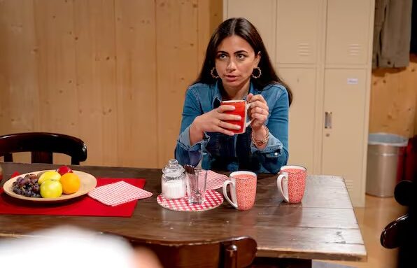 Als Sophia bestürzt mitbekommt, dass Henry nach Jobangeboten weit weg vom „Fürstenhof“ und von seiner Mutter sucht, fasst sie geschickt den Plan, sich bei einem Ausflug an Maxi heranzuspielen.