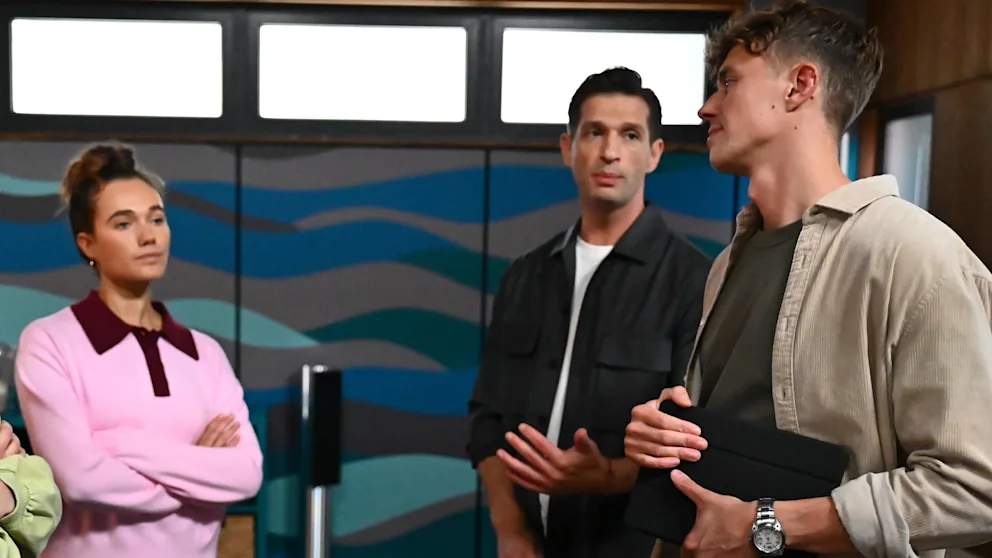 Die beliebte Daily Soap „Alles was zählt“ begeistert täglich seit fast zwei Jahrzehnten mit fesselnden Geschichten rund um Liebe, Ehrgeiz und familiäre Konflikte.