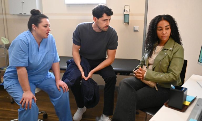 „AWZ“: Vanessa entdeckt etwas in Jans Akte, das alles verändert!