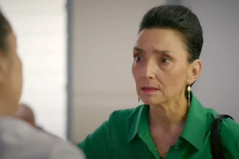 „Alles, was zählt“ Herzzerreißend! Die Krankheit verschlimmert sich – Jan erkennt Imani nicht mehr