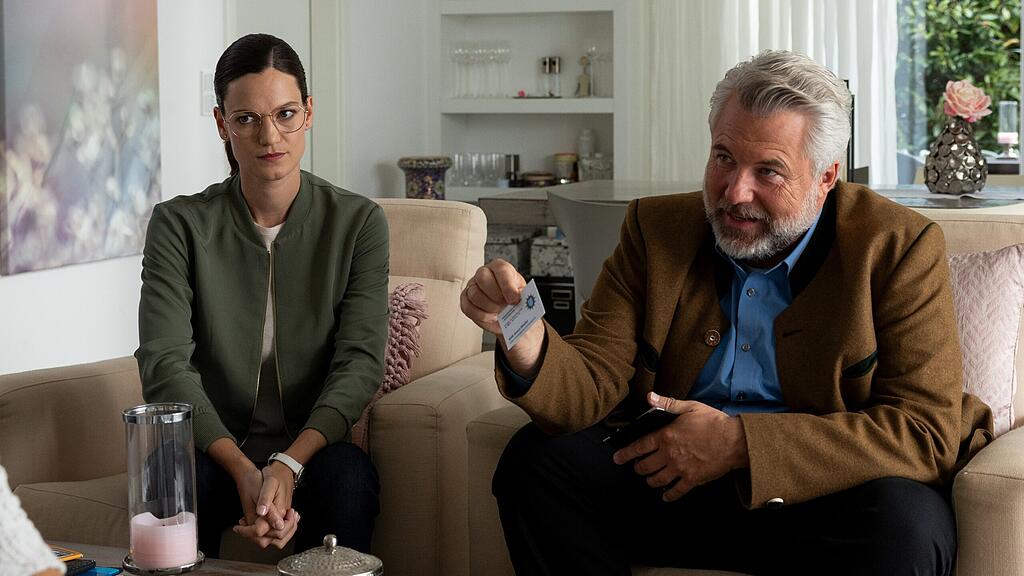 “Die Rosenheim-Cops”-Star bekommt Hass-Nachrichten – Dieser erschreckende Spoiler aus der Welt der beliebten ZDF-Krimiserie wirft einen dunklen Schatten auf das sonst so heitere bayerische Fernseh-Idyll.