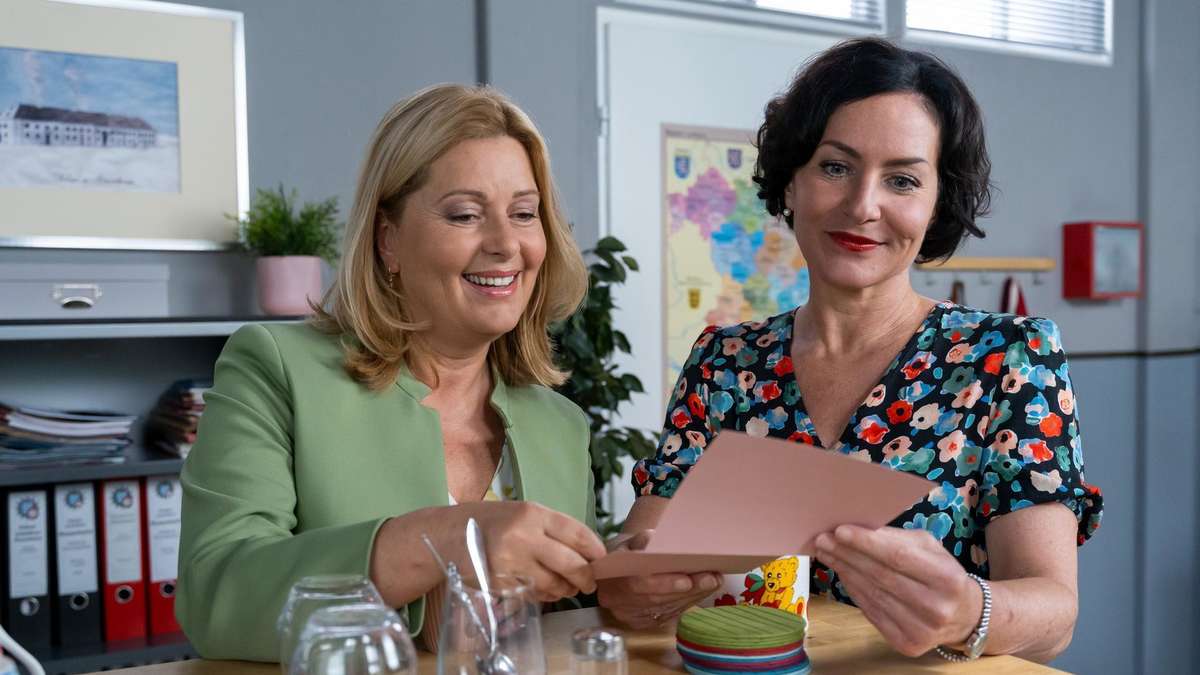 Die Sonne schien hell über Rosenheim, als Karin Thaler, die beliebte Schauspielerin der „Rosenheim-Cops“, in einem kleinen Café in der Stadt Platz nahm.