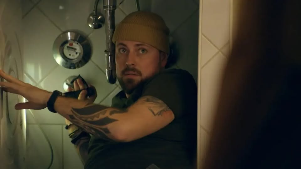 GZSZ-Enthüllung: John erwischt Laura überraschend beim Verlassen des Badezimmers – er ist fassungslos und kann seinen Augen kaum trauen!