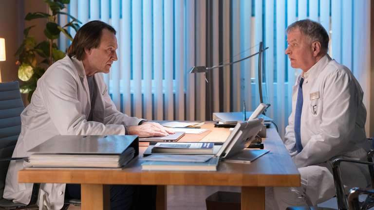 „In aller Freundschaft“-Fans hassen Hauptfigur: „Muss in Rente“