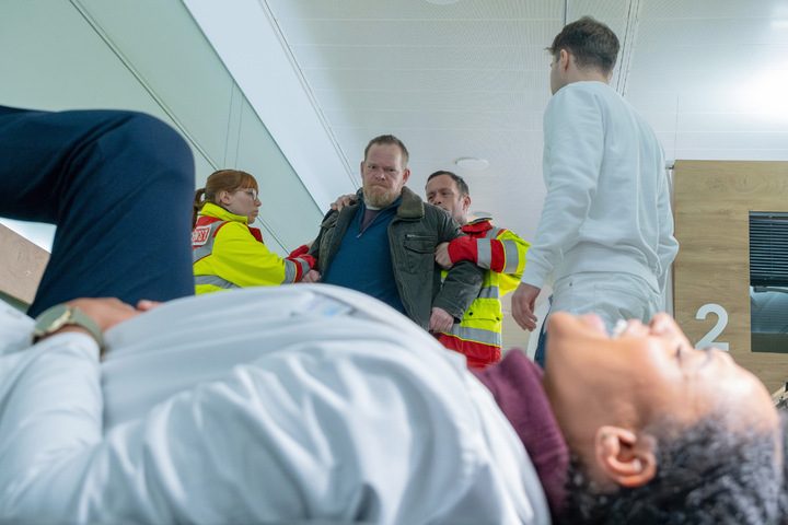 In aller Freundschaft: Dr. Böhm bei Attacke verletzt, plötzlich steht der Täter im Zimmer