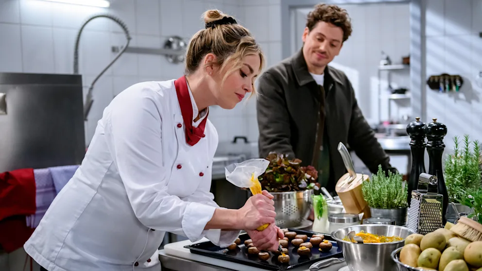 Die Folgen von „Sturm der Liebe“ laufen für gewöhnlich von Montag bis Freitag um 15:10 Uhr im Ersten. Die Episoden der Serie sind außerdem in der ARD-Mediathek verfügbar.