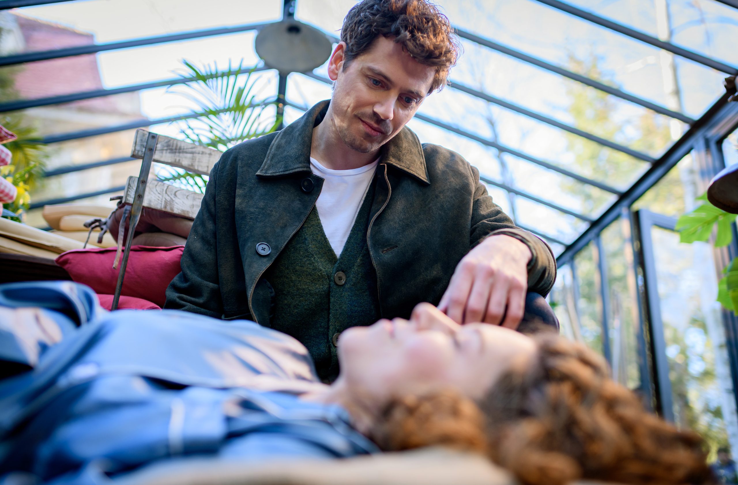 Heute bei “Sturm der Liebe”: Die Scheinehe setzt Kilian zu, denn seine Gedanken sind bei Fanny