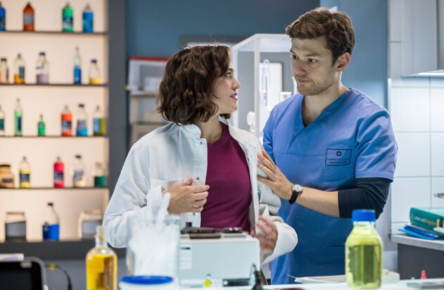 In aller Freundschaft – Die jungen Ärzte: Rebecca Krieger kehrt überraschend zurück – Wird ihre Rückkehr Florian und das Klinikum verändern?