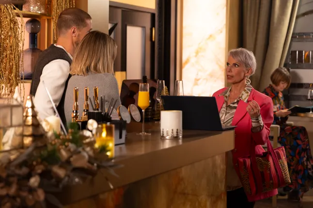 DEBBIE WEBSTER BRUTALLY SILENCED: A VICIOUS ATT.ACK SHAKES THE COBBLES TO THEIR CORE!