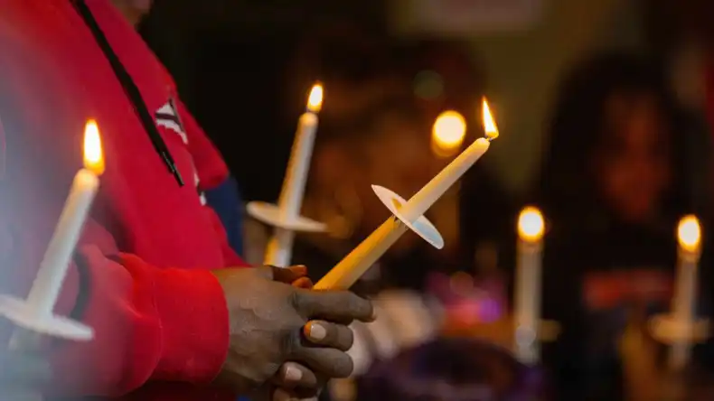 Coronation Street Drama: While neighbors pay tribute to the victim with candles, an unknown person quietly extinguishes them – and a mysterious voice whispers in the shadows, “Not yet.”