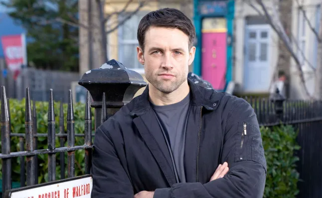 TODAY’S BIGGEST HEADLINE!! Major EastEnders character returns after 10 years – covered in blood